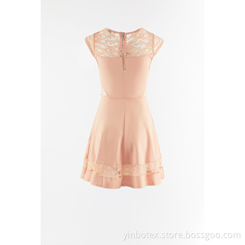 Stricken mit einteiligem Spitzenkleid